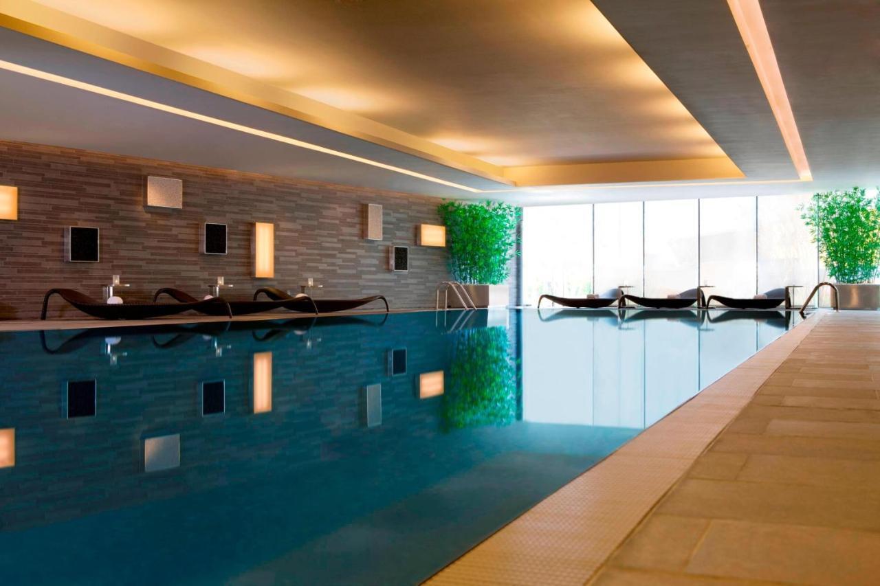 Hong Kong SkyCity Marriott Hotel Eksteriør bilde The swimming pool at The Spa at The Landmark