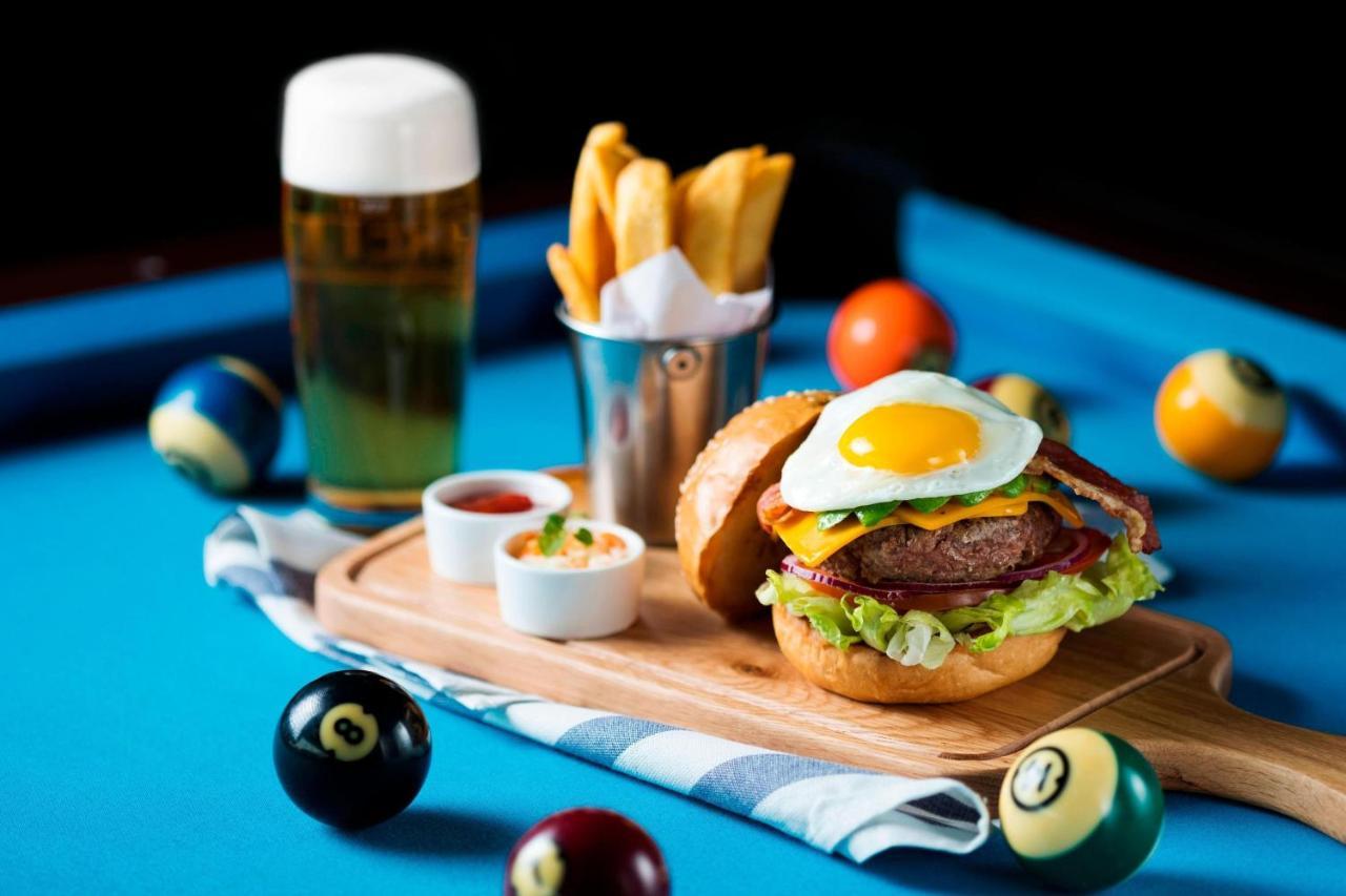 Hong Kong SkyCity Marriott Hotel Eksteriør bilde A burger with an egg and bacon