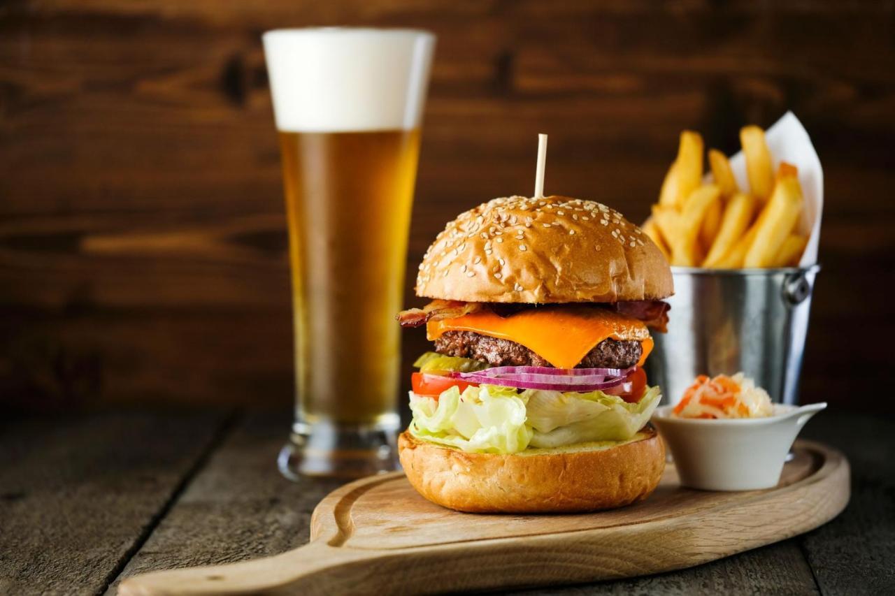 Hong Kong SkyCity Marriott Hotel Eksteriør bilde A hamburger with beer and chips