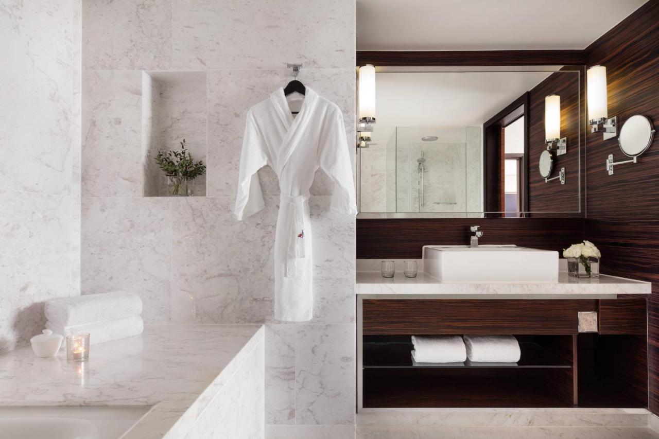 Hong Kong SkyCity Marriott Hotel Eksteriør bilde A bathrobe hanging on a shower door