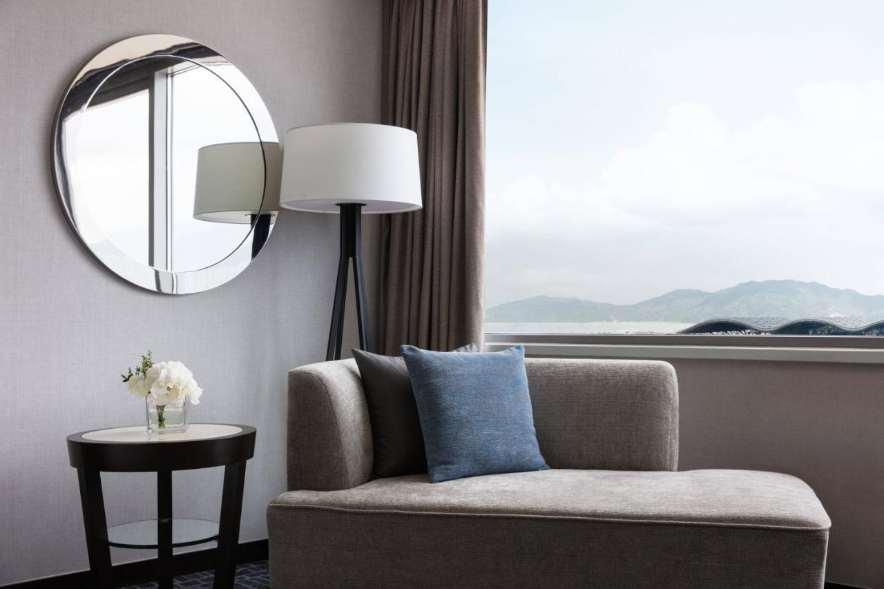 Hong Kong SkyCity Marriott Hotel Eksteriør bilde A room at The Mira Hong Kong