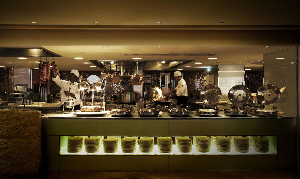 Hong Kong SkyCity Marriott Hotel Eksteriør bilde A live kitchen at a hotel