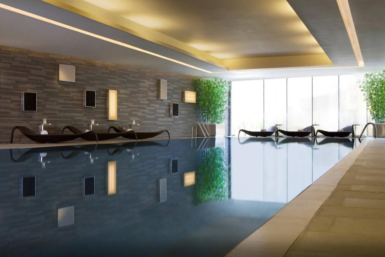 Hong Kong SkyCity Marriott Hotel Eksteriør bilde The pool at the spa