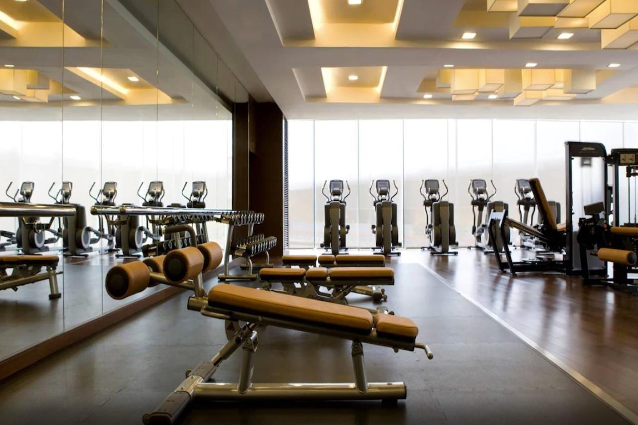 Hong Kong SkyCity Marriott Hotel Eksteriør bilde The gym at the hotel