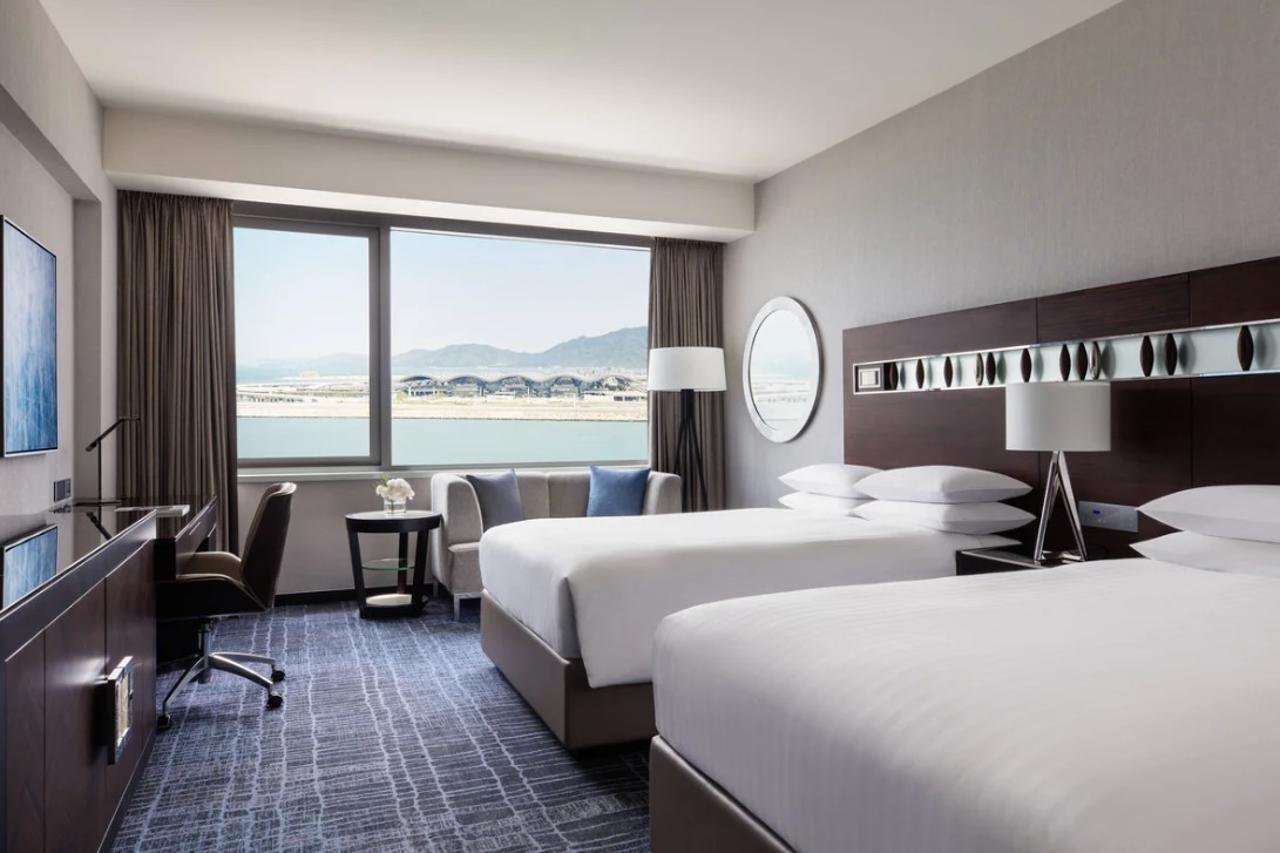 Hong Kong SkyCity Marriott Hotel Eksteriør bilde A guest room at the hotel