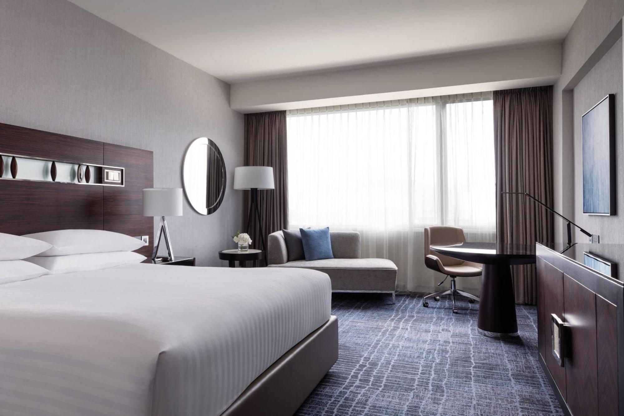 Hong Kong SkyCity Marriott Hotel Eksteriør bilde A guest room at the hotel
