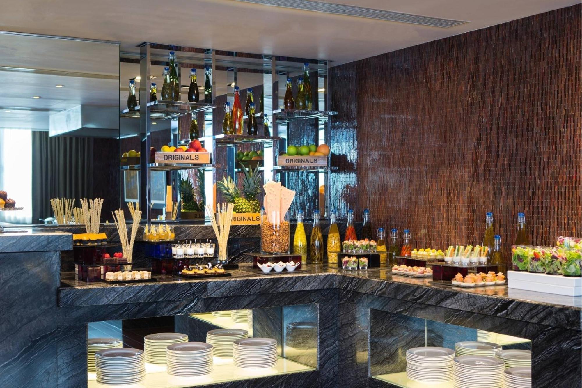 Hong Kong SkyCity Marriott Hotel Eksteriør bilde A buffet at a hotel