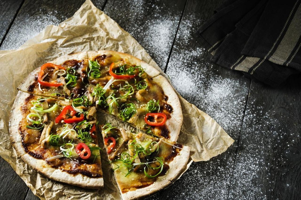 Hong Kong SkyCity Marriott Hotel Eksteriør bilde Pizza with artichokes
